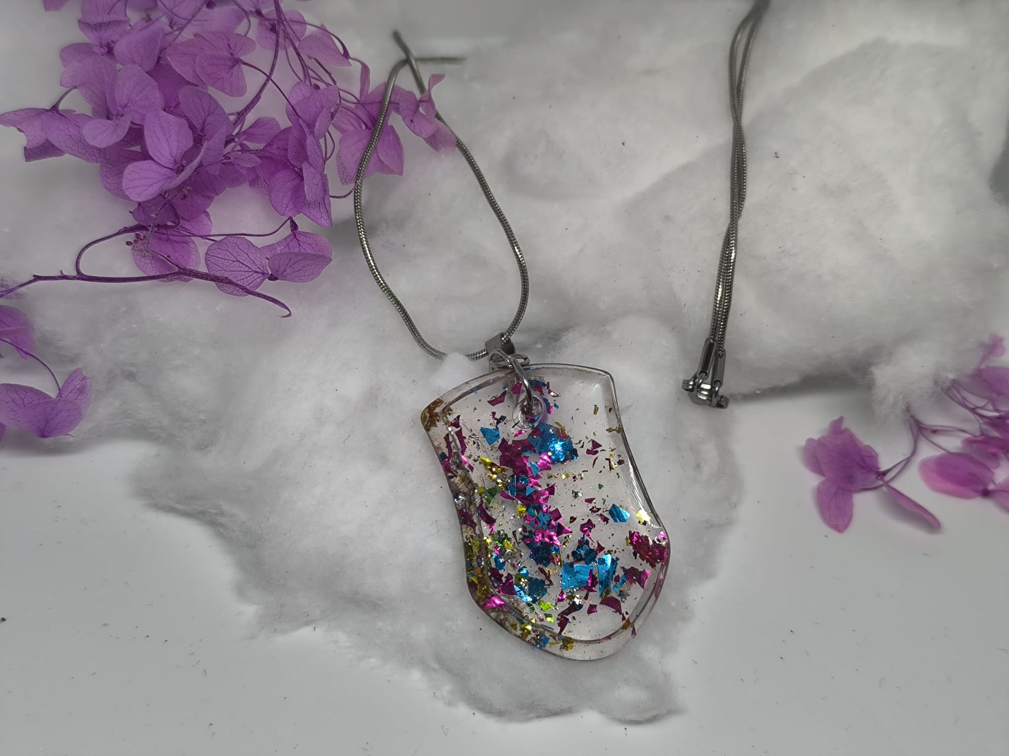 Ogrlica s šarenim privjeskom od epoksi smole