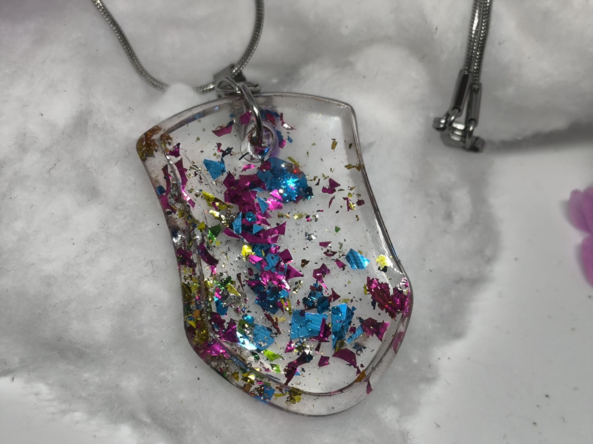 Ogrlica s šarenim privjeskom od epoksi smole - Slika 2