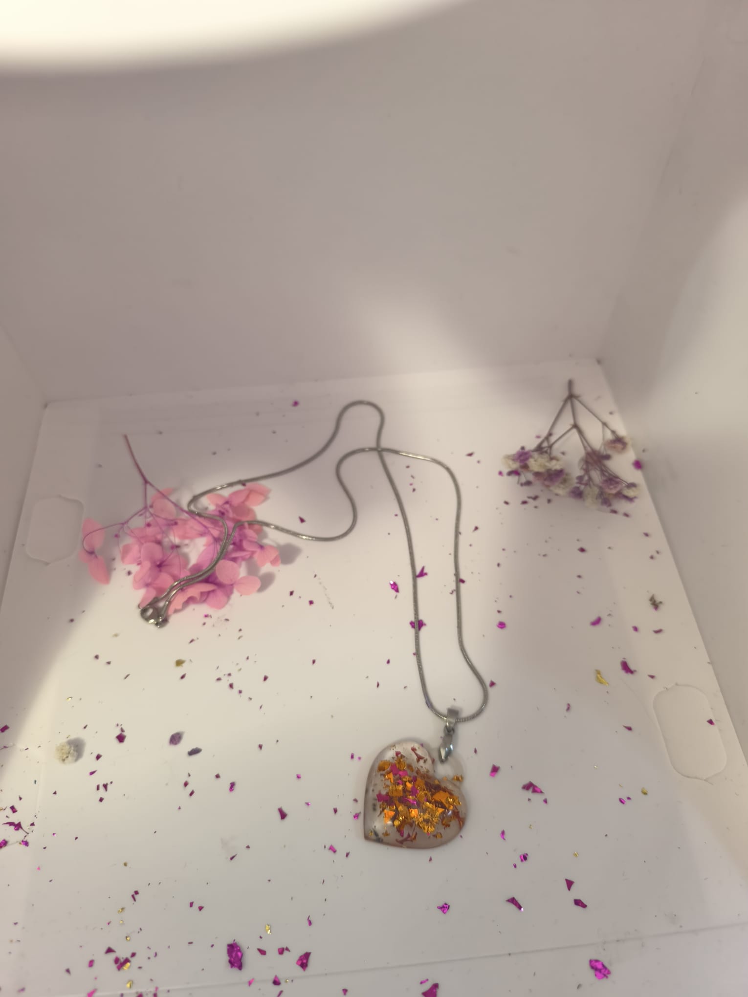 Ogrlica s privjeskom u obliku srca – brončano-ružičasta