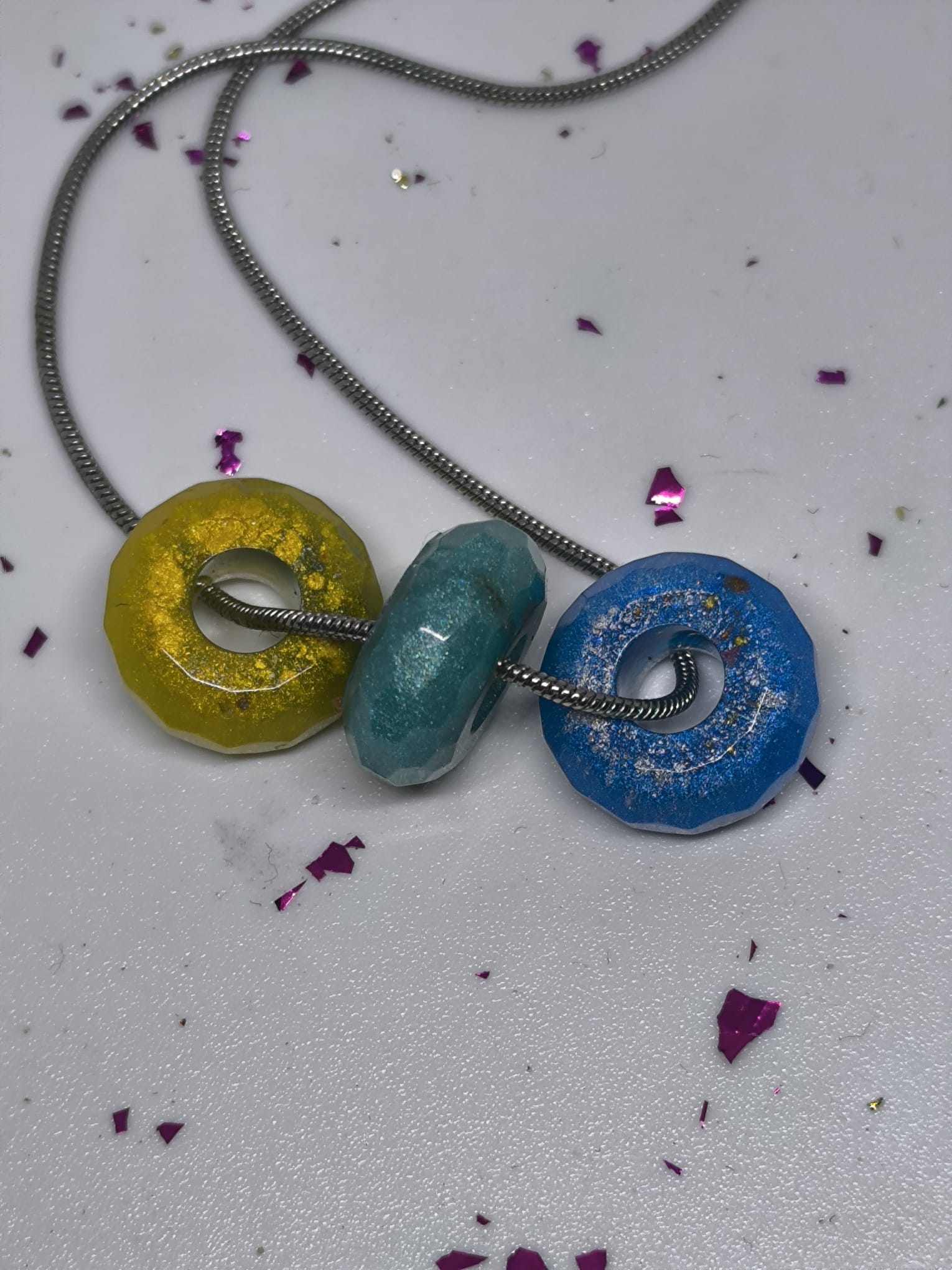 Ogrlica sa tri perle od epoksi smole - žuta, zelena, plava - Slika 2