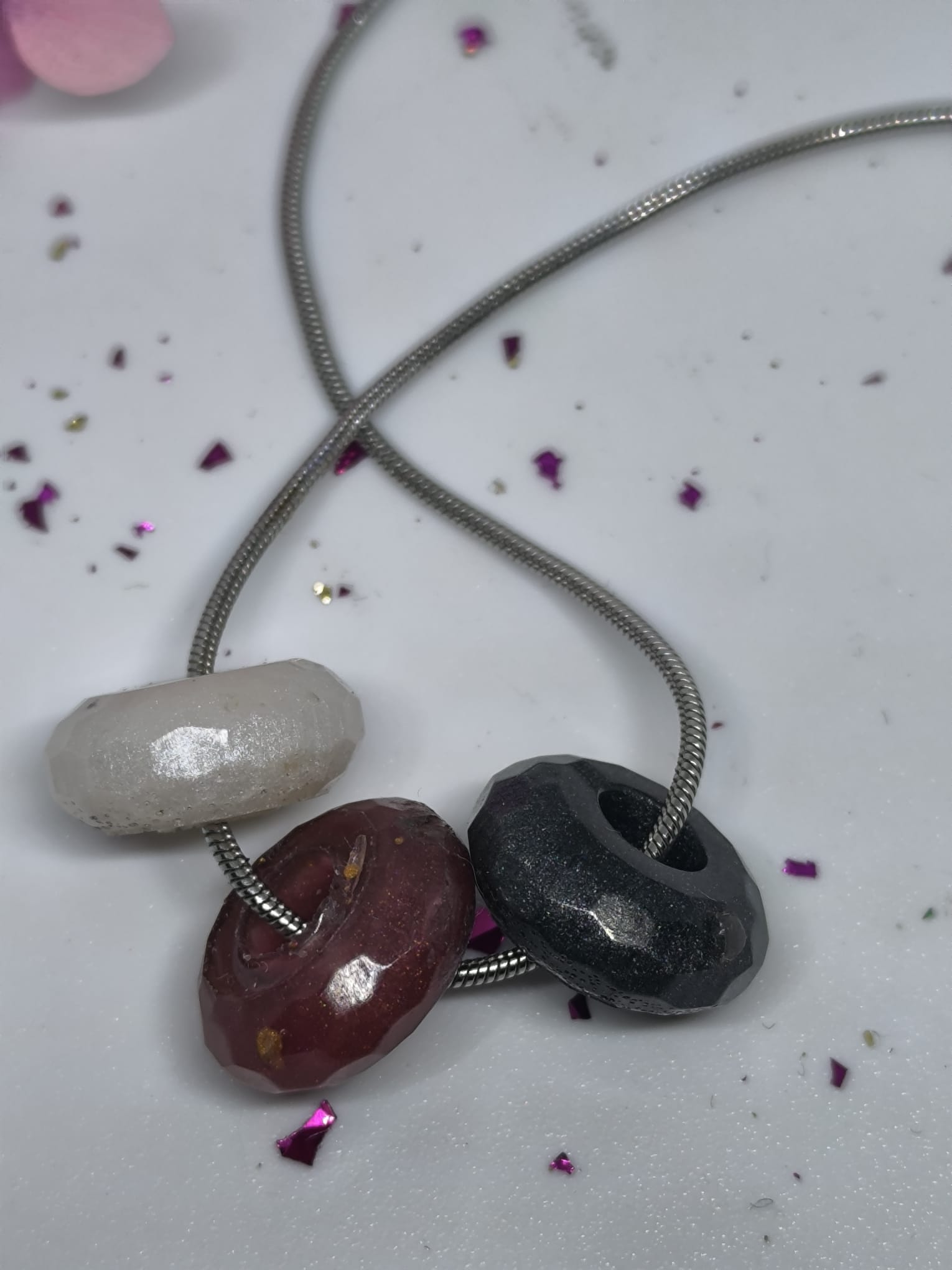 Ogrlica sa tri perle od epoksi smole - bijela, smeđa, crna - Slika 2