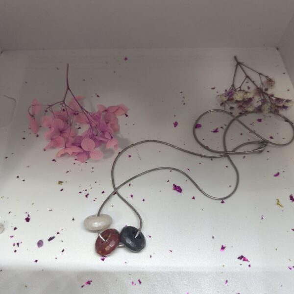 Ogrlica sa tri perle od epoksi smole - bijela, smeđa, crna