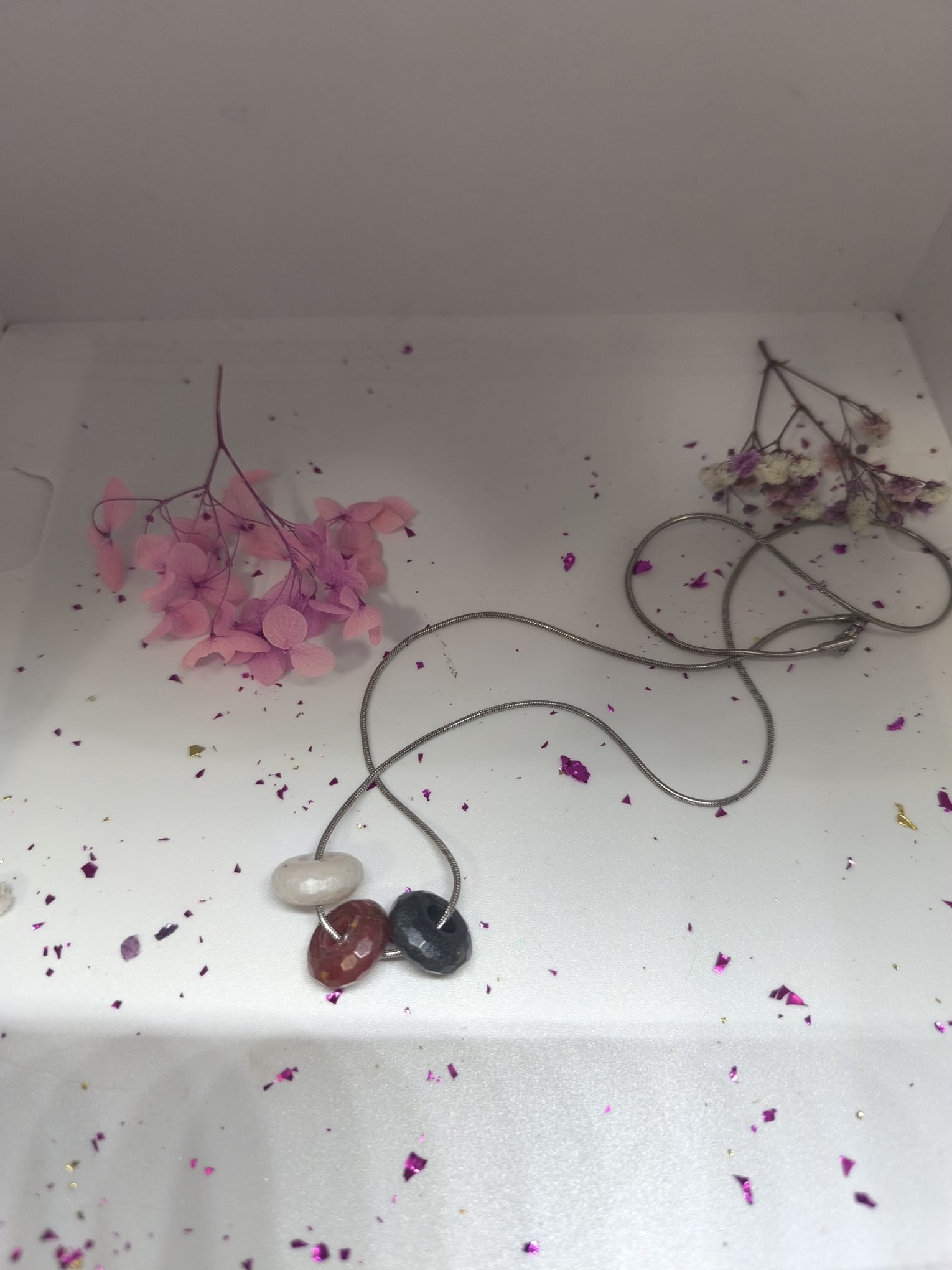 Ogrlica sa tri perle od epoksi smole - bijela, smeđa, crna