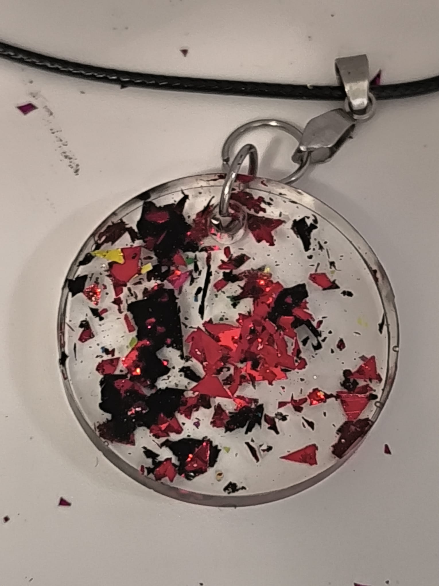 Ogrlica s privjeskom - crveno-crna - Slika 2